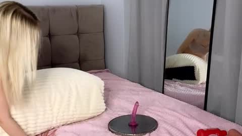 Snapshot of magnificent_angel chatting on 02-21-25, 01:33 Sasha online show from 02-21-25, 01:33