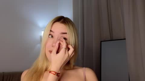 Snapshot of magnificent_angel chatting on 02-23-25, 07:38 Sasha online show from 02-23-25, 07:38