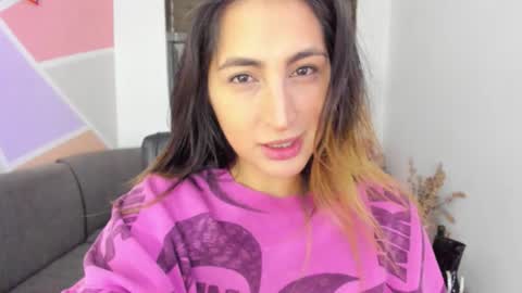 Snapshot of maiaconnor chatting on 10-10-25, 12:53 online show from 10-10-25, 12:53