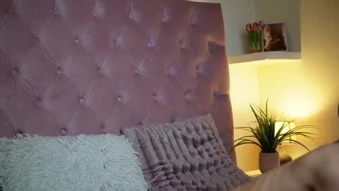  Maia  online show from 11-12-25, 09:03