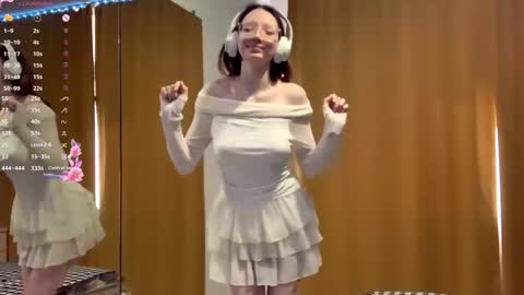 Snapshot of maidacompston chatting on 10-04-25, 08:34 Elina online show from 10-04-25, 08:34