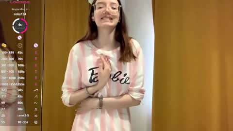 Snapshot of maidacompston chatting on 10-22-25, 08:03 Elina online show from 10-22-25, 08:03