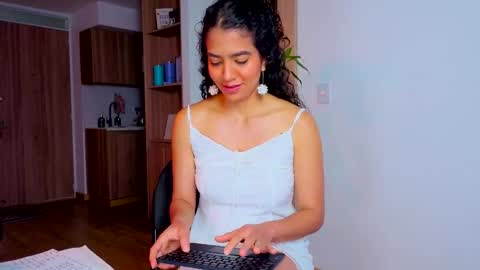 Snapshot of maithe_perroni chatting on 04-14-26, 06:36 Lauu online show from 04-14-26, 06:36