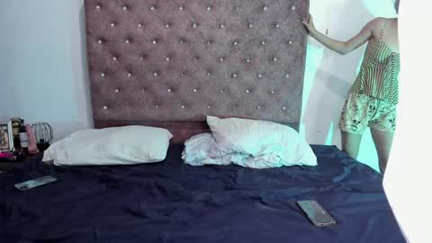 Snapshot of make_me_feel_ chatting on 12-11-24, 04:18 Shawna  Tom online show from 12-11-24, 04:18