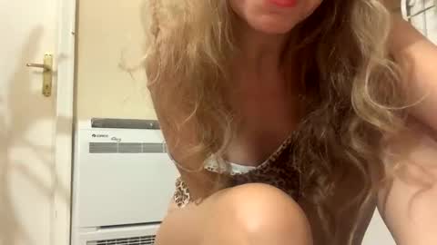 Snapshot of makemedanc chatting on 10-21-25, 05:57 makemedanc online show from 10-21-25, 05:57