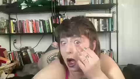 Snapshot of makeopaloh chatting on 10-17-25, 08:44 makeopaloh online show from 10-17-25, 08:44