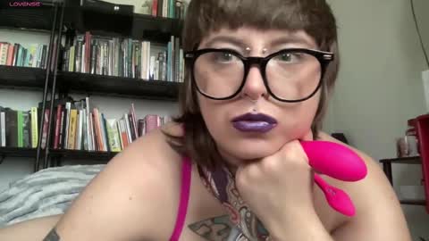 Snapshot of makeopaloh chatting on 10-19-25, 06:19 makeopaloh online show from 10-19-25, 06:19