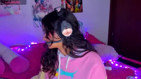 Snapshot of maki_sins chatting on 09-19-25, 05:42 Maki Sins online show from 09-19-25, 05:42