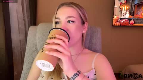 Snapshot of maksisisia chatting on 12-22-25, 01:08 maksisisia online show from 12-22-25, 01:08