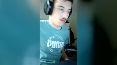 Snapshot of male20y chatting on 06-12-26, 04:28 male20y online show from 06-12-26, 04:28