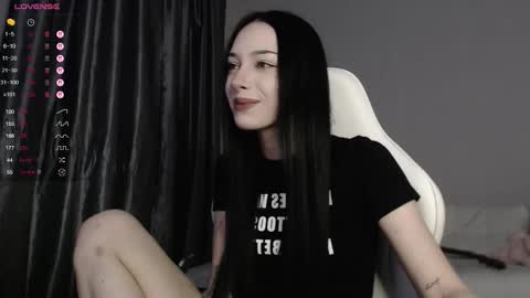 Snapshot of malenkiykamen chatting on 01-17-26, 01:16 piu online show from 01-17-26, 01:16