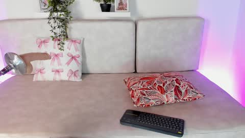 Snapshot of malka_burning chatting on 02-17-25, 11:31 Malka online show from 02-17-25, 11:31