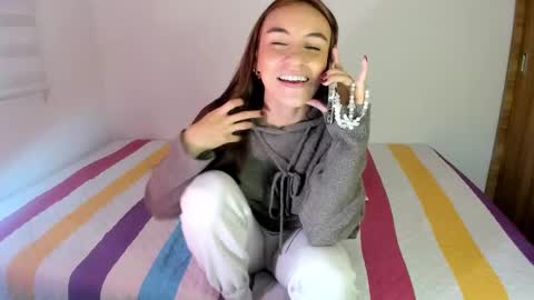 instagram  nueela   online show from 03-25-26, 10:16