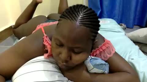 Snapshot of mamasita2023 chatting on 11-11-25, 08:20 mamasita2023 online show from 11-11-25, 08:20