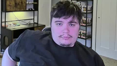 Snapshot of manyfacese chatting on 11-17-25, 10:15 kyle online show from 11-17-25, 10:15