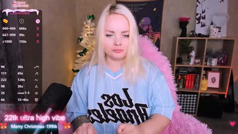 Snapshot of marcelinepeach chatting on 12-21-24, 02:37 Sara online show from 12-21-24, 02:37