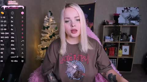 Snapshot of marcelinepeach chatting on 12-28-24, 09:20 Sara online show from 12-28-24, 09:20