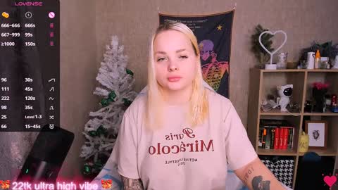 Snapshot of marcelinepeach chatting on 01-14-25, 12:24 Sara online show from 01-14-25, 12:24
