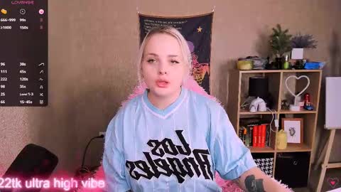 Snapshot of marcelinepeach chatting on 02-09-25, 12:19 Sara online show from 02-09-25, 12:19