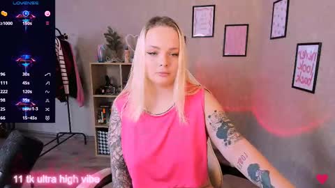 Snapshot of marcelinepeach chatting on 02-20-25, 11:31 Sara online show from 02-20-25, 11:31