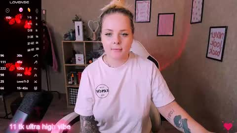 Snapshot of marcelinepeach chatting on 02-23-25, 05:29 Sara online show from 02-23-25, 05:29