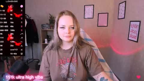 Snapshot of marcelinepeach chatting on 03-06-25, 01:24 Sara online show from 03-06-25, 01:24