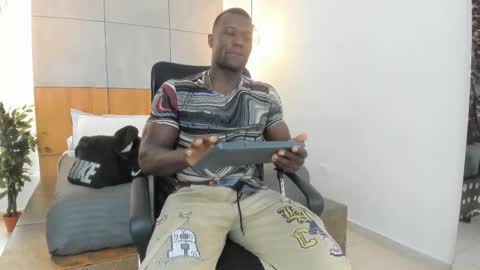 Snapshot of marcusblack_ chatting on 09-11-25, 11:43 Marcusssss online show from 09-11-25, 11:43
