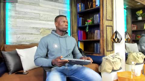 Snapshot of marcusblack_ chatting on 05-12-26, 12:35 Marcusssss online show from 05-12-26, 12:35