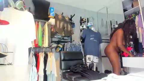 Snapshot of mareiaa chatting on 10-17-25, 07:05 Mareia online show from 10-17-25, 07:05