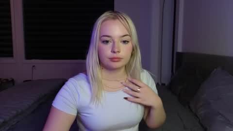 margot_robbie7 online show from 10-08-25, 10:51