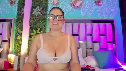 Snapshot of mari_cooper1 chatting on 05-31-26, 09:27 Mari online show from 05-31-26, 09:27