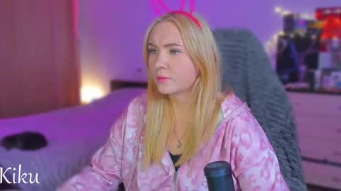 Snapshot of mari_kiku chatting on 10-12-25, 06:18 Kiku and Marii - online show from 10-12-25, 06:18