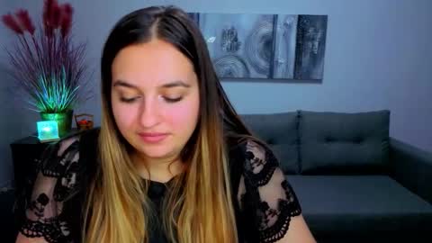 Snapshot of maria_bond chatting on 11-17-25, 08:31 Maria online show from 11-17-25, 08:31