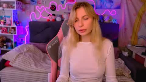 Snapshot of maria_hunt chatting on 10-15-25, 06:35 Maria online show from 10-15-25, 06:35