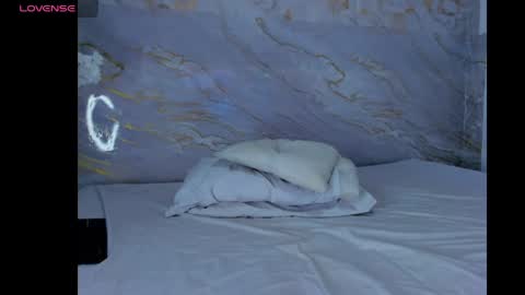 Snapshot of mariamrosse_ chatting on 05-12-26, 12:52 Mariam online show from 05-12-26, 12:52