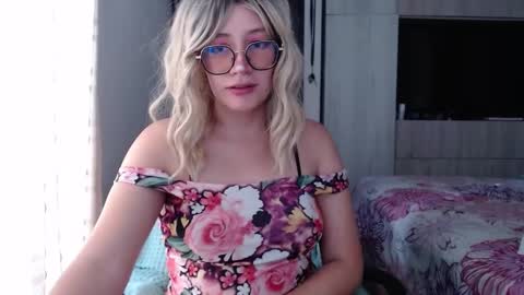 Snapshot of mariana124_ chatting on 09-26-25, 08:24 Mariana online show from 09-26-25, 08:24