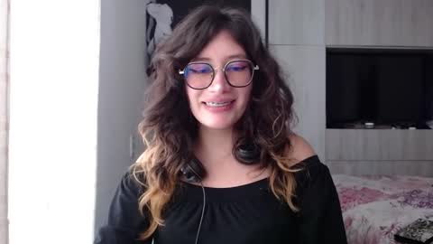 Snapshot of mariana124_ chatting on 10-15-25, 05:46 Mariana online show from 10-15-25, 05:46