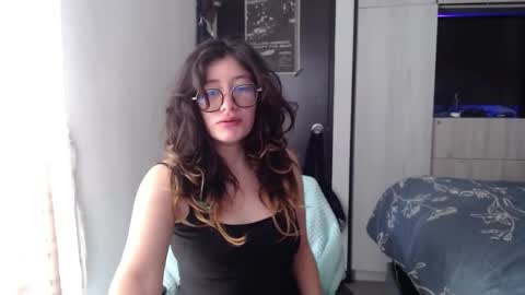 Snapshot of mariana124_ chatting on 11-30-25, 02:43 Mariana online show from 11-30-25, 02:43