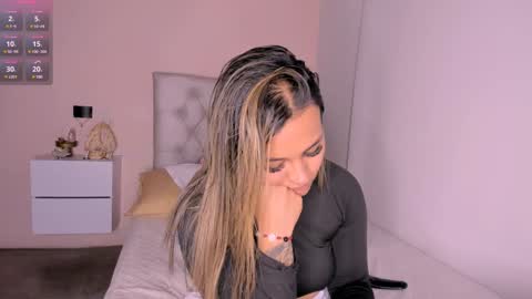 Snapshot of mariana__roe chatting on 01-25-25, 03:40 Mariana Roe online show from 01-25-25, 03:40