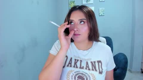 Snapshot of mariana_owen chatting on 10-18-25, 10:43    online show from 10-18-25, 10:43