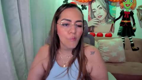 Snapshot of marianalopez81 chatting on 10-21-25, 12:33 Mariana Lopez online show from 10-21-25, 12:33