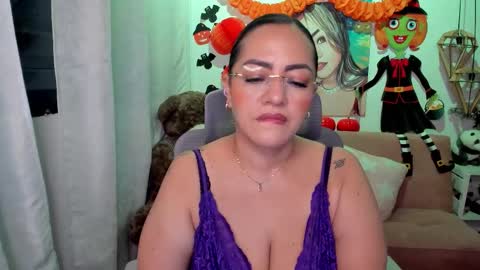 Snapshot of marianalopez81 chatting on 10-31-25, 02:01 Mariana Lopez online show from 10-31-25, 02:01