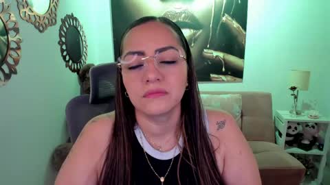 Snapshot of marianalopez81 chatting on 04-12-26, 12:04 Mariana Lopez online show from 04-12-26, 12:04