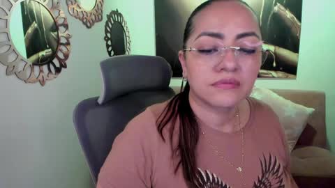 Snapshot of marianalopez81 chatting on 05-18-26, 04:07 Mariana Lopez online show from 05-18-26, 04:07