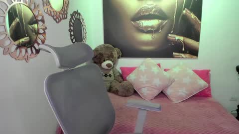 Snapshot of marianalopez81 chatting on 06-06-26, 11:53 Mariana Lopez online show from 06-06-26, 11:53