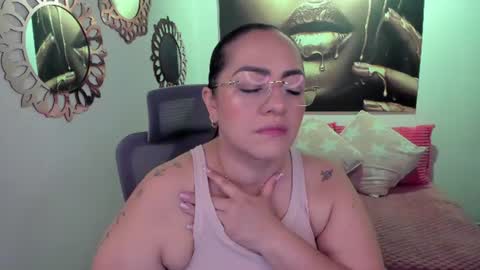 Snapshot of marianalopez81 chatting on 06-10-26, 12:44 Mariana Lopez online show from 06-10-26, 12:44