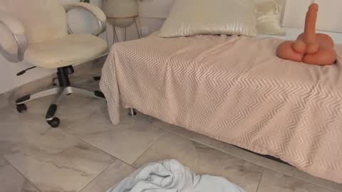 Maria Pettit online show from 01-08-25, 03:07