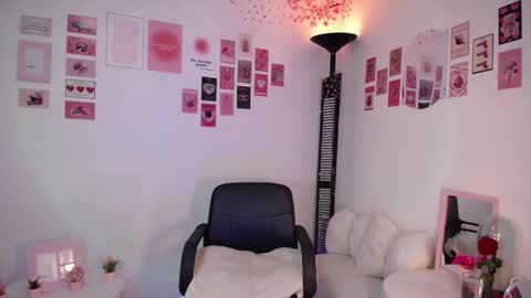 Snapshot of marie_daved chatting on 02-26-26, 04:22 Nicolle online show from 02-26-26, 04:22