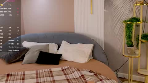 Snapshot of marie_diaze chatting on 05-09-26, 05:12 Marie LEAVE YOUR WITH ME online show from 05-09-26, 05:12