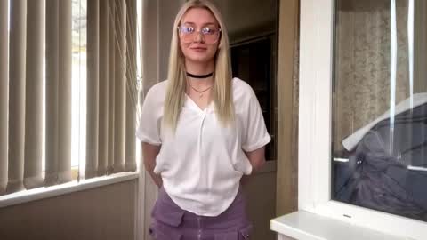 Snapshot of mariellesockwell chatting on 02-26-26, 11:09 Hey Im Ash I think together we can hit first 10 thumbs up online show from 02-26-26, 11:09